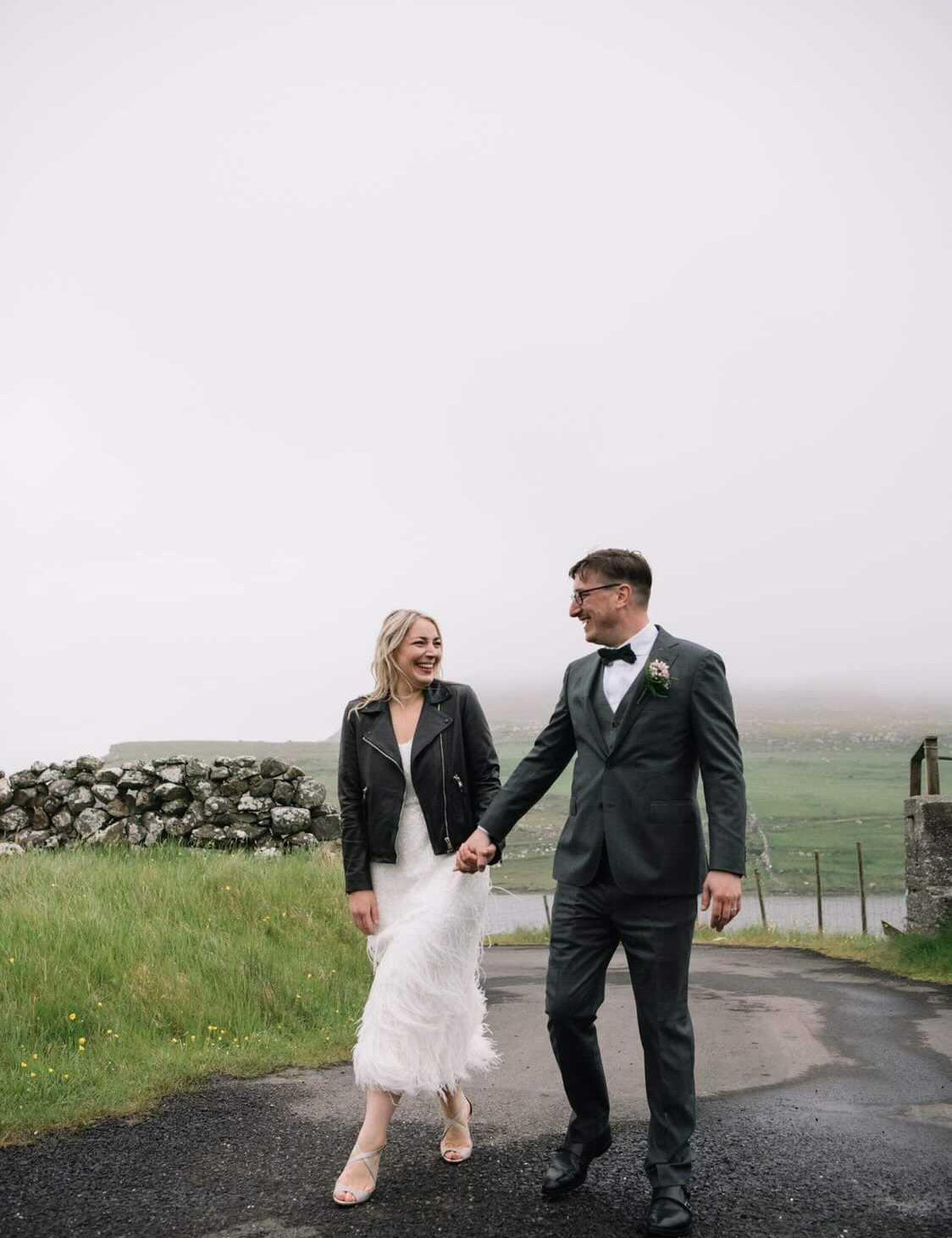 Robe de mariée sur mesure en plumes et sequins