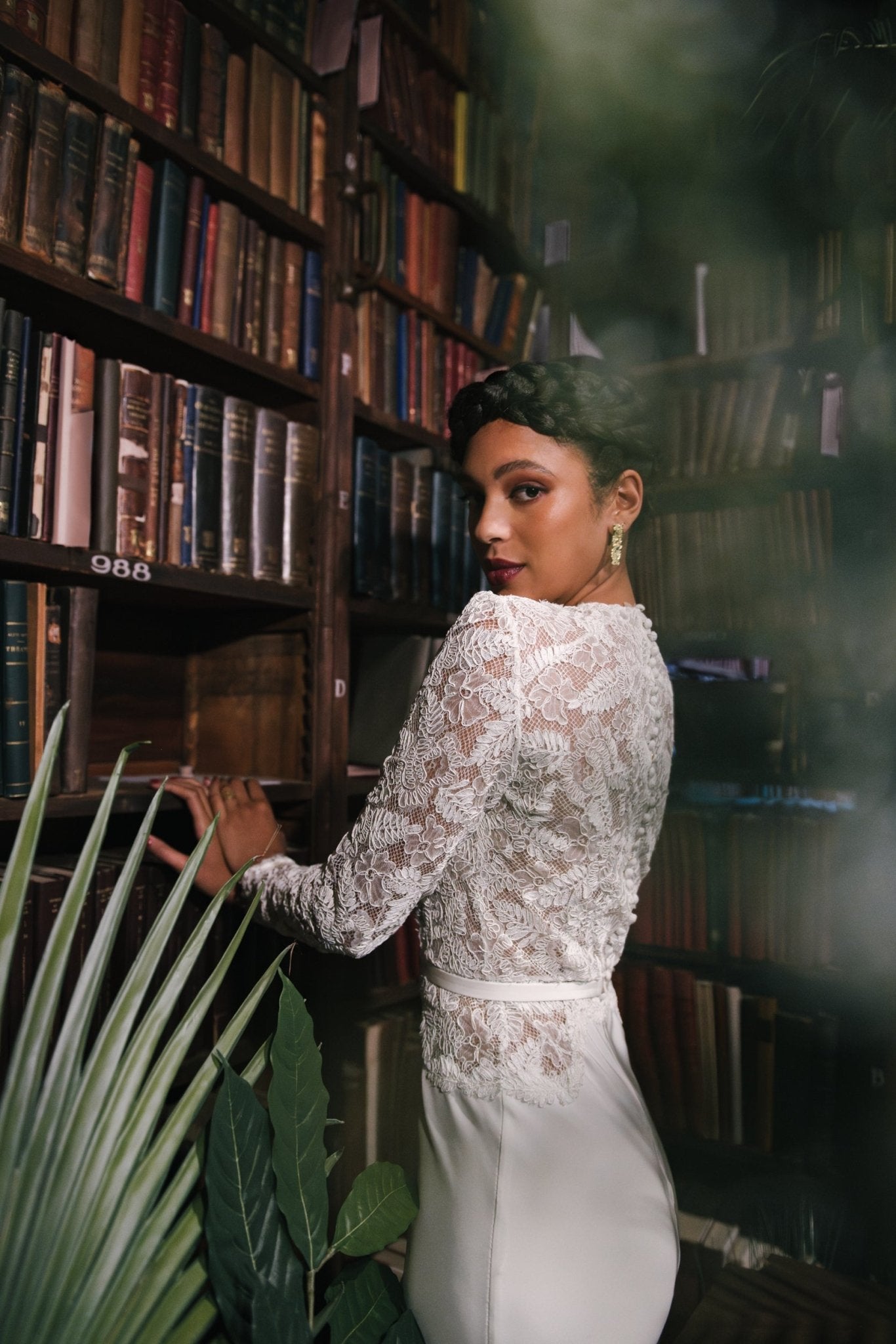 Robe de mariée manches longues en dentelle de Calais et soie confectionnée par l'Atelier Valentine Avoh Bruxelles