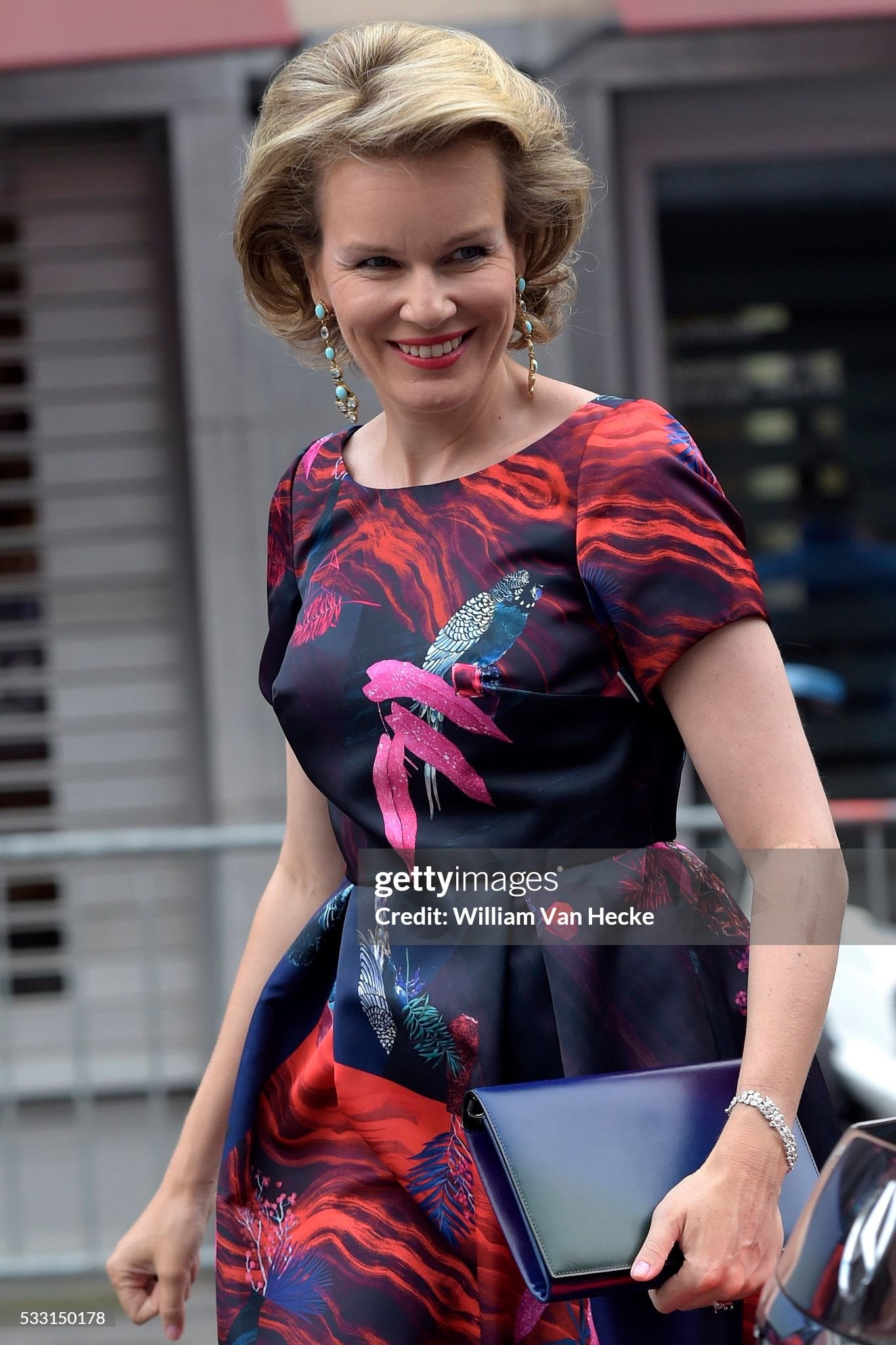 La Reine Mathilde porte une robe de cocktail réalisée par Valentine Avoh pour Marc-Philippe Coudeyre