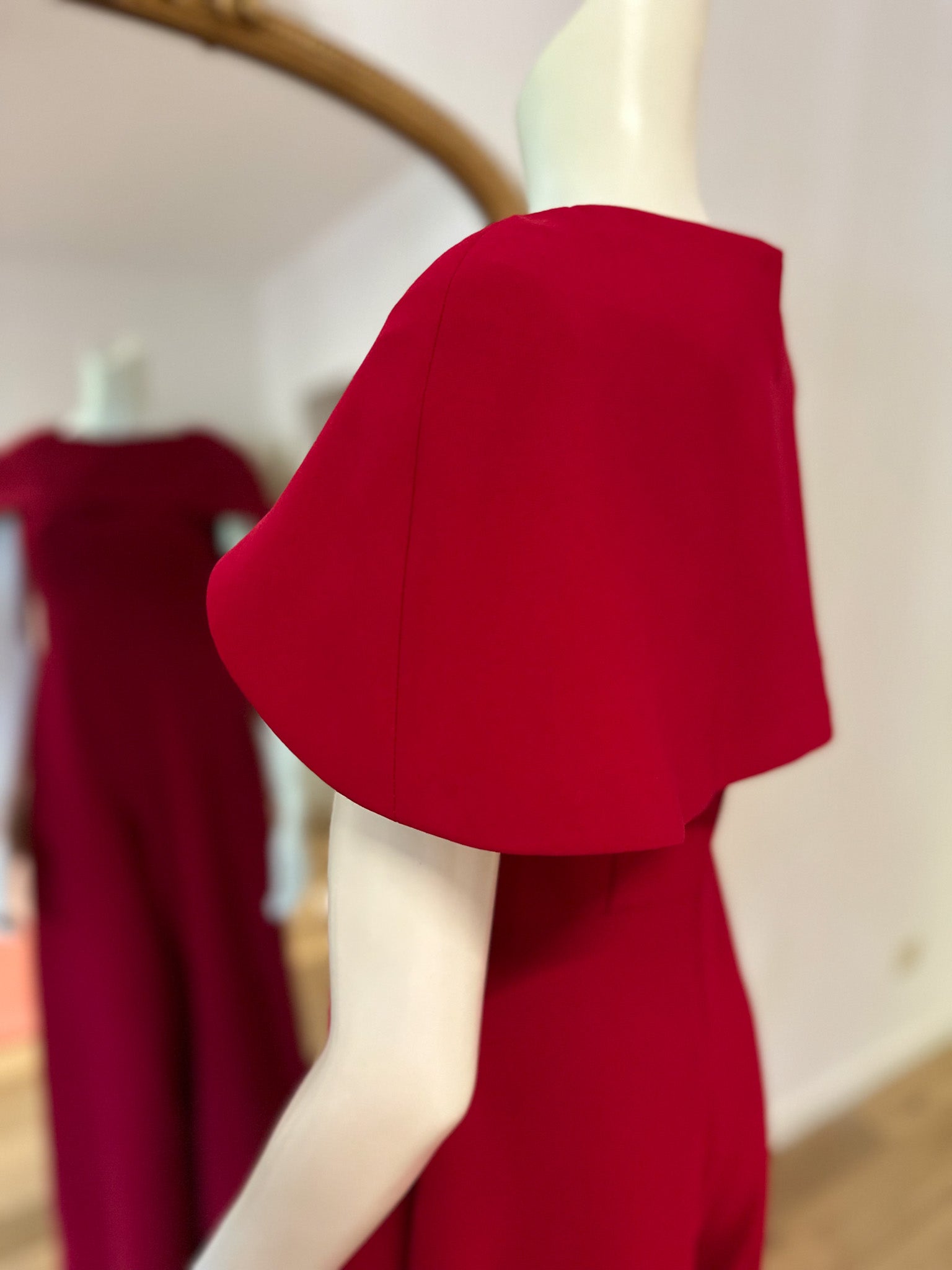 tenue de soirée cape et combinaison rouge sur mesure 